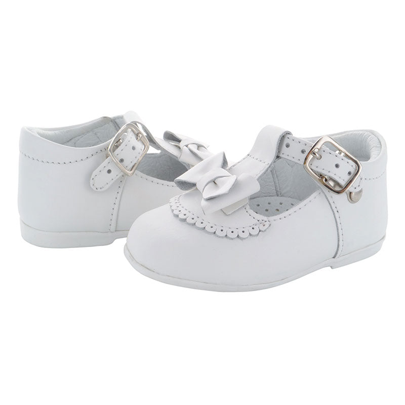 Zapatos-Blancos-Antiderrapante-Con-Mono-Para-Nina-Tres-Anos