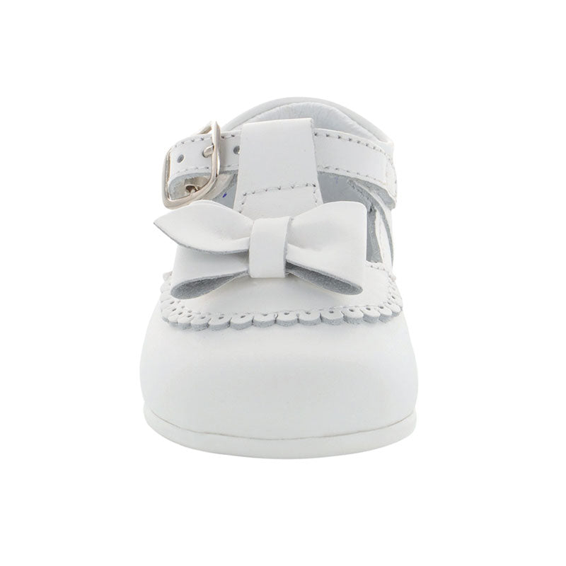 Zapatos-Blancos-Para-Ceremonia-Con-Mono-Decorativo-Para-Nina