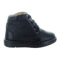 Media bota de piel para niño con agujetas mini burbujas vista lateral.